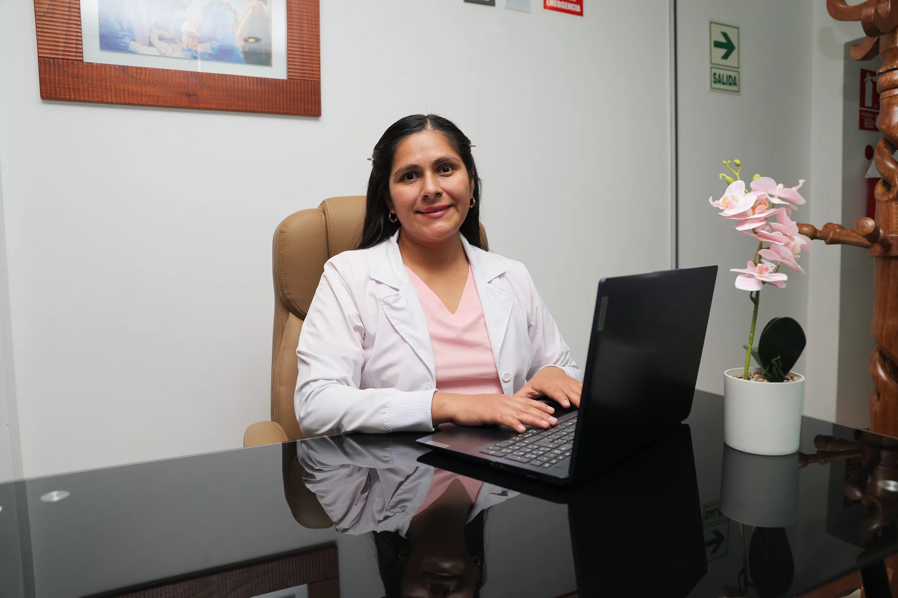 Dra. Wendy Salcedo durante una jornada de consulta médica